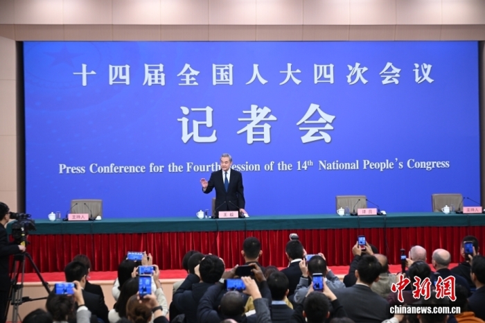 3月8日上昼10时，104届齐邦人年夜4次集会正在梅天亚重心音信发表厅举办记者会，恭请中同中心政事局委员、中接部少王毅便“华夏中接策略战对于中关连”相干题目归问中中记者发问。中新社记者 田雨昊 摄